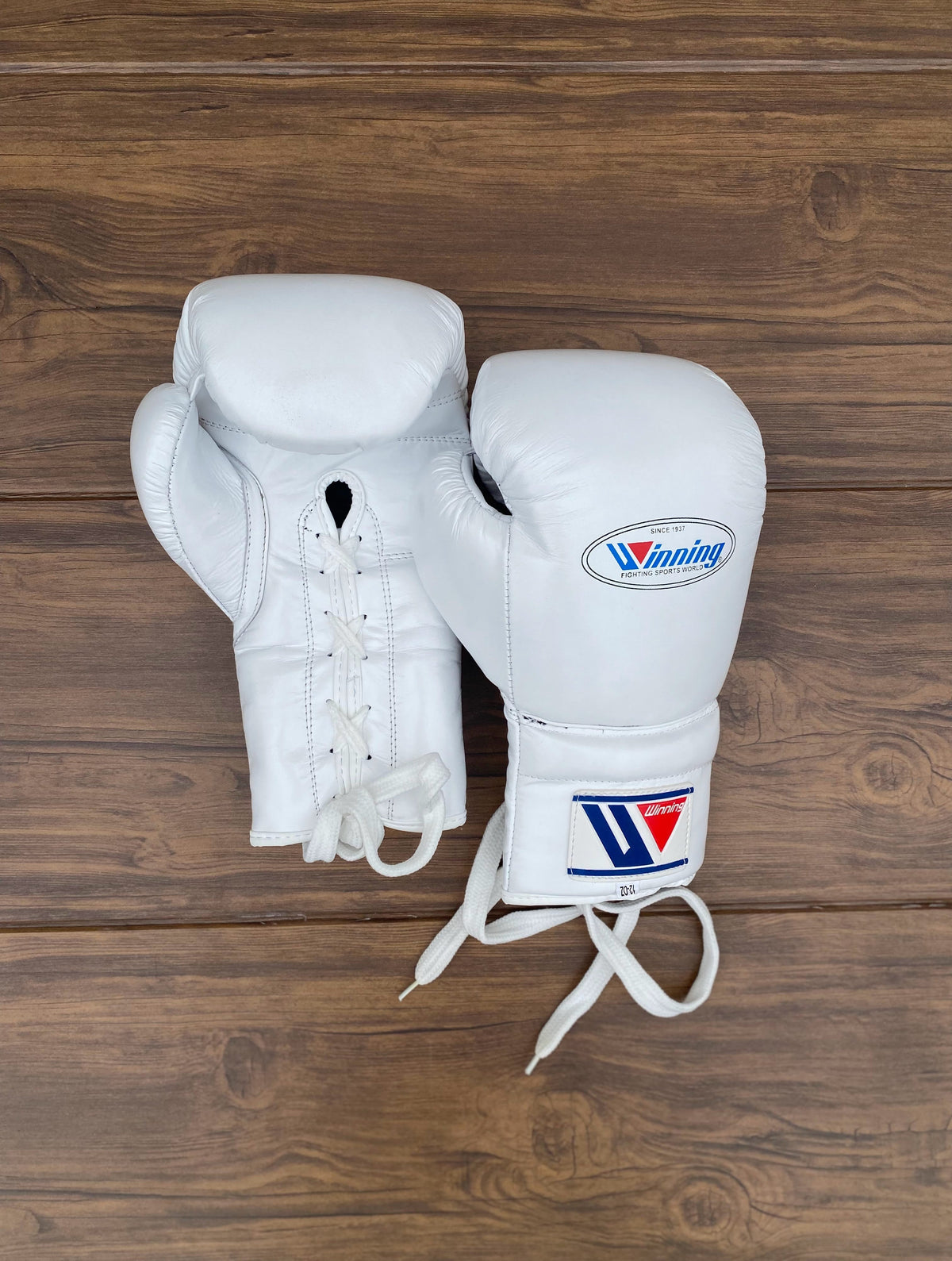 Winning Boxing Set White 14oz Gloves View Front View