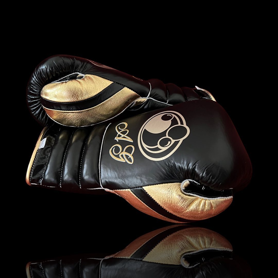 Grant Black/Gold Lace-Up Boxing Gloves Classic Training Gloves Thumb View