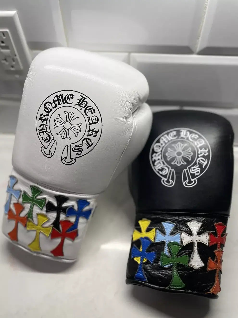Winning Boxing Gloves Black/White Leather Gloves for Pad Work
