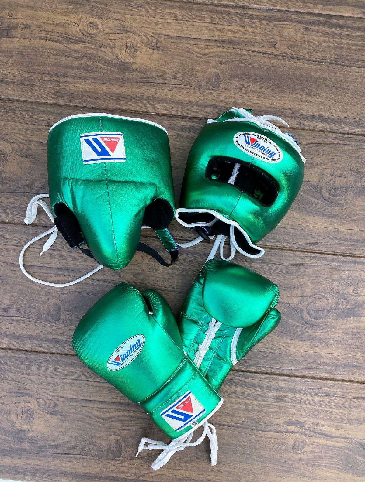 Winning Boxing Set Green Lace-Up Gloves Headguard Kit