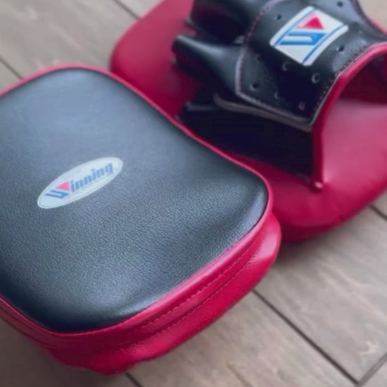 Winning Boxing Mitts Black/Red Video