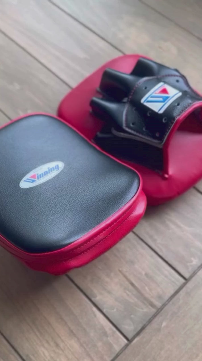Winning Boxing Mitts Black/Red Video