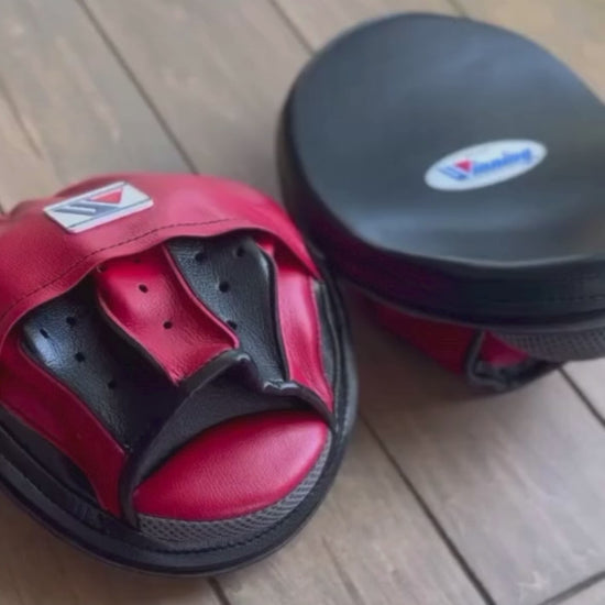 Winning Boxing Mitts Black/Red Video