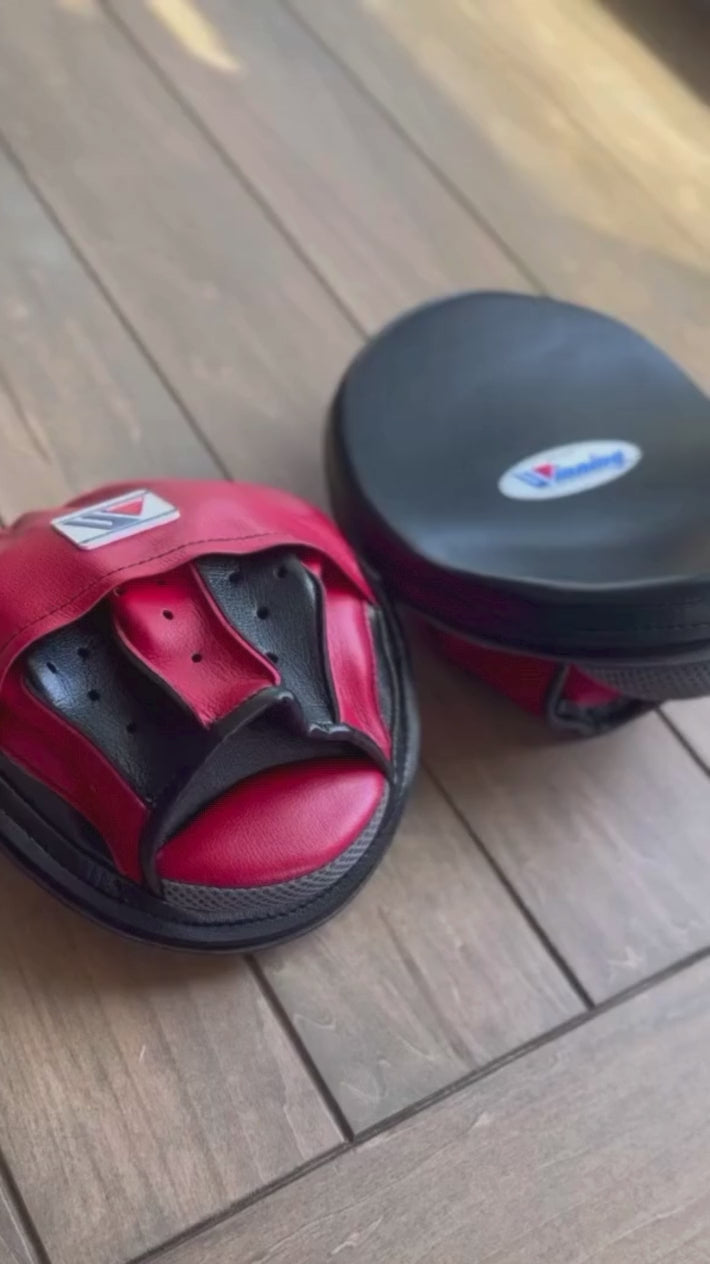 Winning Boxing Mitts Black/Red Video